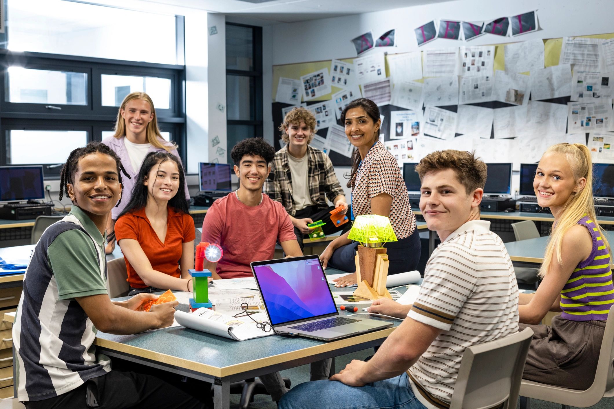 Students learning together in an online class setting